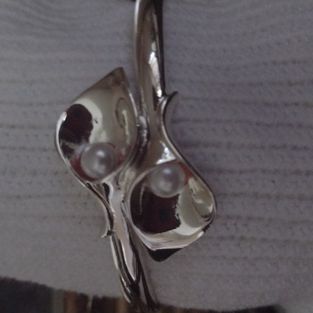Vintage AVON Calla Lily pearl bracelet